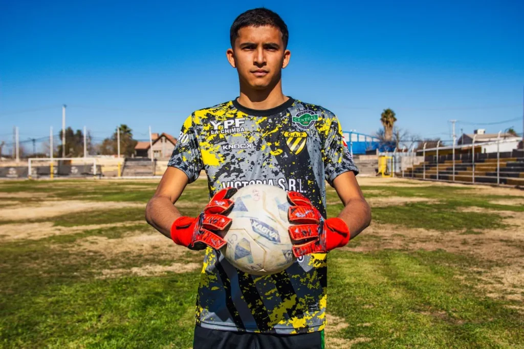 Goalkeeper Gloves Manufacturer: Grip Technology in Football Sportswear 1 goalkeeper gloves manufacturer developing advanced latex grip technology for football
