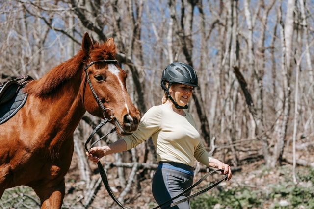 Knee Patch vs Full Seat Breeches: Differences, Grip and Best Uses 3 Knee patch breeches and full seat breeches compared for grip and riding comfort